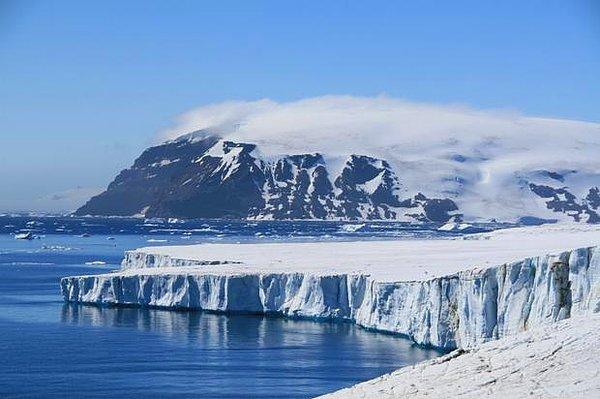 14. Antartika buzullarının altında, bir tanesi Kuzey Amerika'daki Ontario Gölü büyüklüğünde 400'e yakın göl bulunmaktadır.