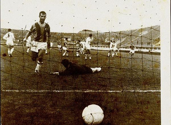 4. 38 gol attığı 1962-63 sezonunda, ligde tutturduğu maç başına 1,46 gol ortalamasıyla lig tarihinin bir sezondaki en verimli golcüsü oldu.
