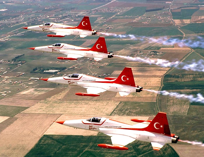 Türk Yıldızları Şikayetçiye Twitter'dan Yanıt Verdi: Rahat Uyuyun Diye Gürültü Yapıyoruz