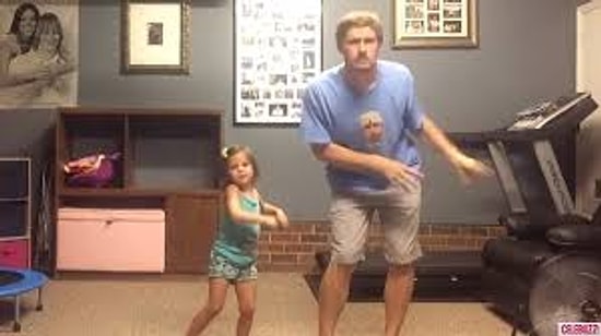 Baba ve Kızının Sevimli Dansı