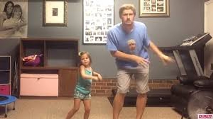 Baba ve Kızının Sevimli Dansı