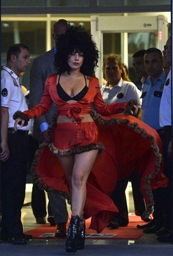 3. Ünlü yıldızı karşılamaya gelen hayranlarından Buğra Tanır, Lady Gaga ilk kez İstanbul’da bir konser verecek.