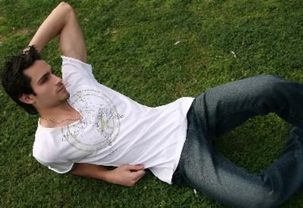 Erkeklerin Kendilerini Daha Çekici Hale Getirdiğini Düşündükleri 13 Hareket