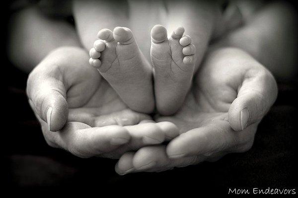 1. Yeni doğan bebeğin elleriyle, ayaklarıyla fotoğraf çektirmek.