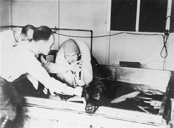 3. Dachau toplama kampında buzlu suda bekletilerek Nazi tıbbî deneylerine maruz kalmış bir kurban. SS doktoru Sigmund Rascher deneyi yönetiyor.