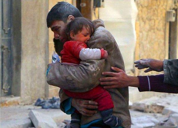 2. Yıkılan evinin yıkıntıları arasından kız kardeşini kurtaran Suriyeli çocuk
