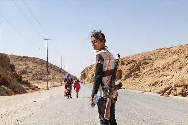 4. İŞİD'e karşı ailesini koruyan tüfekli Yezidi