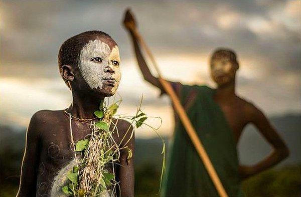 10. Etiyopya'nın göçebe Suri kabilesinden bir çocuk