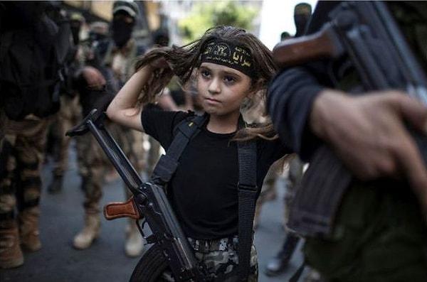 13. Gazze'deki direnişçilerin arasındaki Kalaşnikovlu Filistinli kız