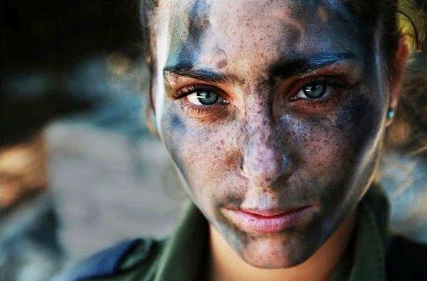 18. Savaş kamuflajı içerisinde full teçhizatla uzun bir koşunun ardından dinlenen 18 yaşındaki İsrail askeri