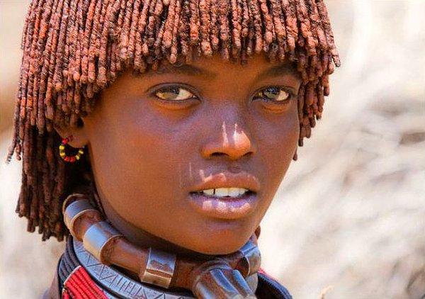 21. Hamer kabilesinden bir Etiyopyalı kız