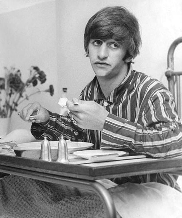 4. Ringo Starr 13 yaşındayken zatülcenpe (akciğer zarı iltihabı) yakalandı.