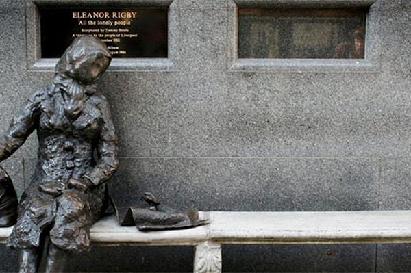 29. Liverpool’un Stanley sokağındaki Eleanor Rigby heykelini 1982′de şarkıcı Tommy Steele yapmıştı.