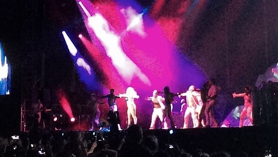 Lady Gaga İstanbul Konserinde Soyundu