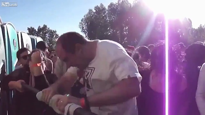 Tekno Müzikle Yarını Yokmuş Gibi Dans Eden Adam