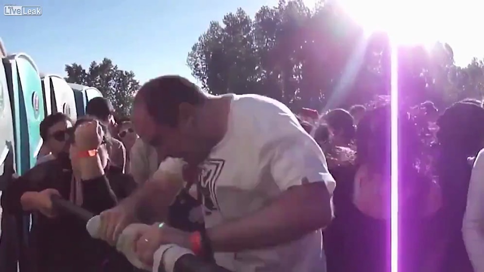 Tekno Müzikle Yarını Yokmuş Gibi Dans Eden Adam