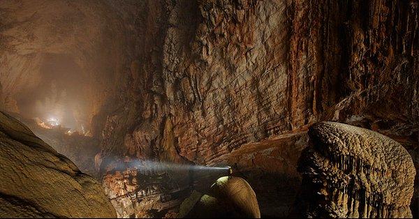 3. Son Doong mağarasının  2-5 milyon yıl önce, nehir sularının kireç taşını aşındırmasıyla oluştuğu sanılıyor.Tavan, üstündeki ağırlığı taşıyamayıp çökmüş ve güneş ışıkları rahatça içeri girebilmiştir.