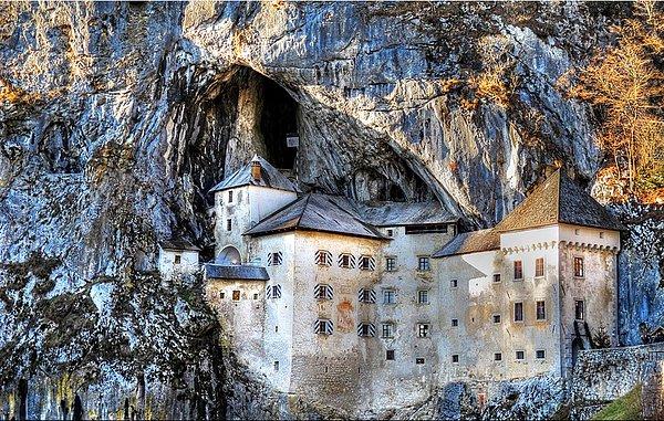 7. Muhteşem yamaç kalesi ve onu tamamlayan gizli mağara ,Predjamski Grad,Slovenya