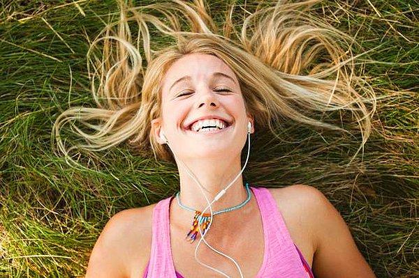9. Müzik kendinizi daha mutlu hissetmenize yardımcı olabilir.