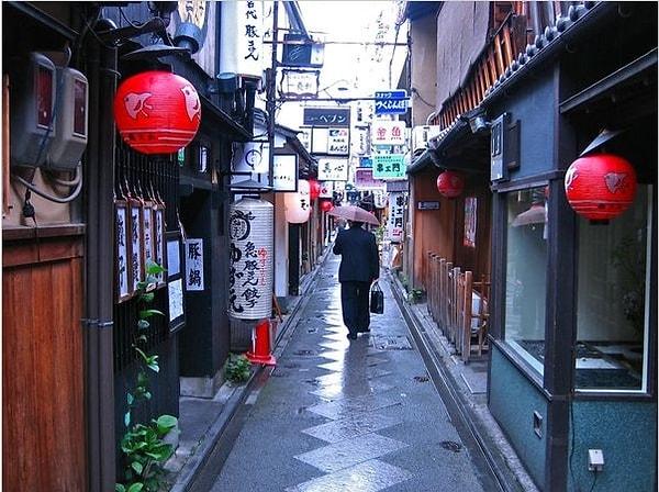 Japonya'nın bütün modernleşme çabalarına rağmen hala geleneksel yapıyı koruyan dar ve şirin arka sokakları