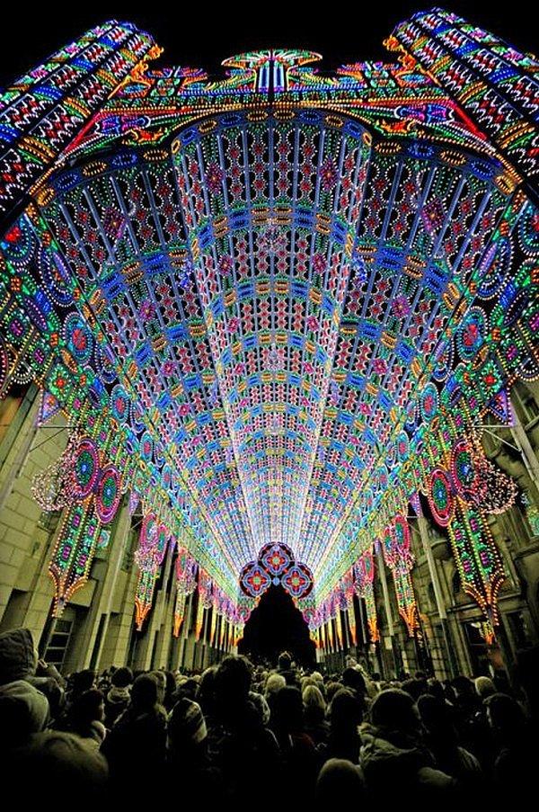 5. Bir katedral 50.000 LED ışık ile aydınlatılmış.