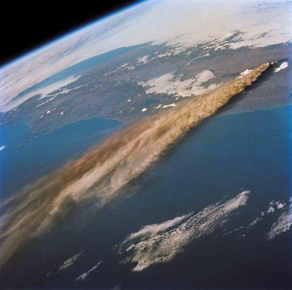 14. Volkanik patlamanın uzaydan görünüşü