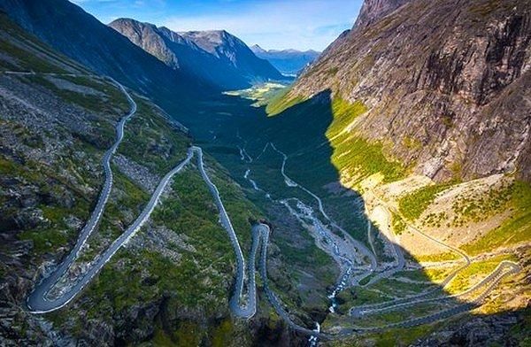 18. Norveç'te bir dağ yolu