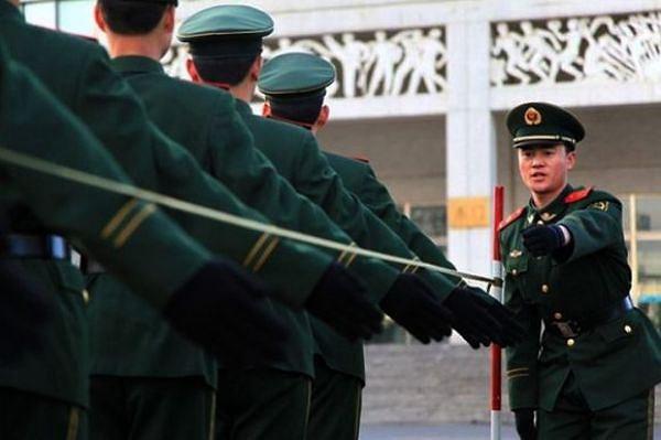 2. Çin Polis Teşkilatı, polislerin yürüyüşlerinde kollarını aynı genişlikte açmalarını öğretmek için, fotoğrafta da görüldüğü gibi direklere bağlanmış tel kullanıyorlar. Bir sonraki adım tellerden elektrik akımı geçmesi olabilir mi ?