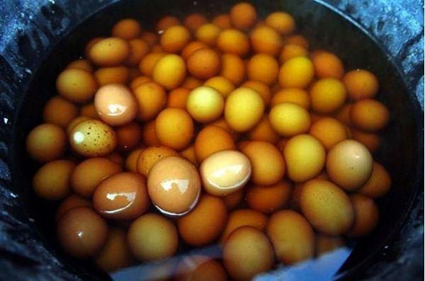 14. Donyang'da, yumurtalar, lezzet verdiği için bakir erkek çocukların idrarlarında kaynatılırmış.