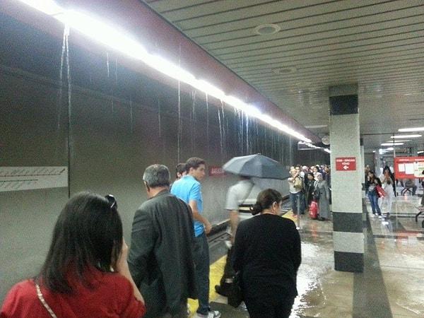 12. Metroda şemsiyeler açıldı.