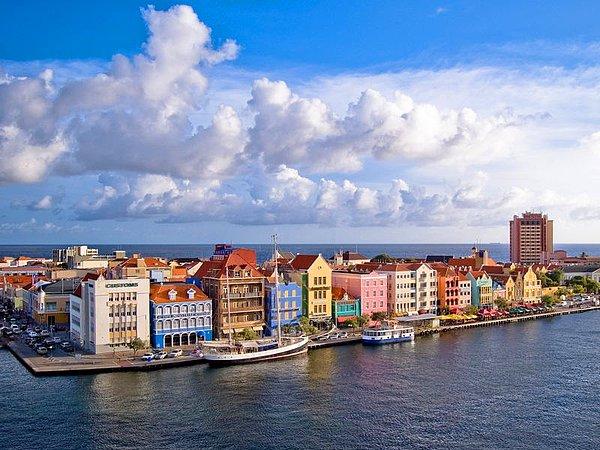Başkent olan Willemstad'da, Hollanda, İspanya ve Portekiz'in mimarisine ve sömürge planlamasına uygun rengarenk evler bulunmaktadır. UNESCO Dünya Mirası olan şehrin tropik ikliminden dolayı Avrupalılardan türeyen çok kültürlü bir yapısı vardır.