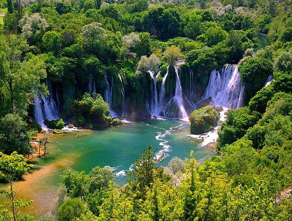 Bosna'da bulunan Kravica Şelalesi 120 metre genişliğindedir ve 25 metrelik düşüş yapar. Yüzmek için harika bir mekandır.