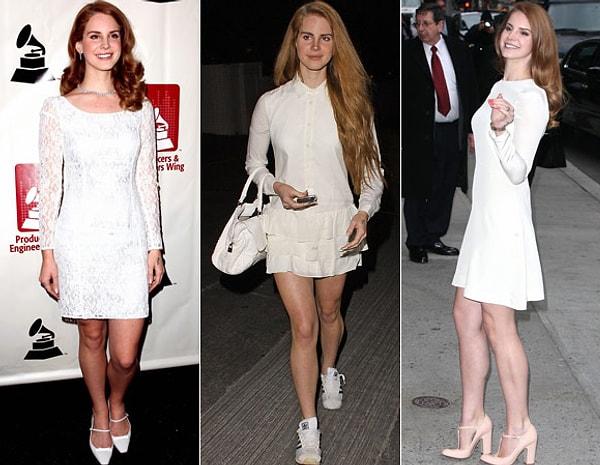 3. Beyazı çok seviyor ve ayakkabılarıyla elbisenin tarzını değiştirebiliyor. Beyaz mini bir elbise ve içten gülümseyiş... İşte tam bir Lana Del Rey tarzı!