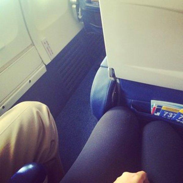 9. Ekonomi sınıfı uçak koltuklarına sığmak için birkaç farklı pozisyon denemeniz gerekir.