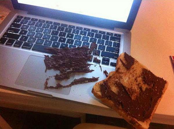 4. Nutellalı ekmeği MacBook'una düşüren