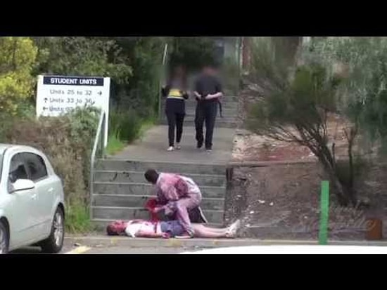 Aşırı Gerçekçi İnsan Yiyen Zombi Şakası