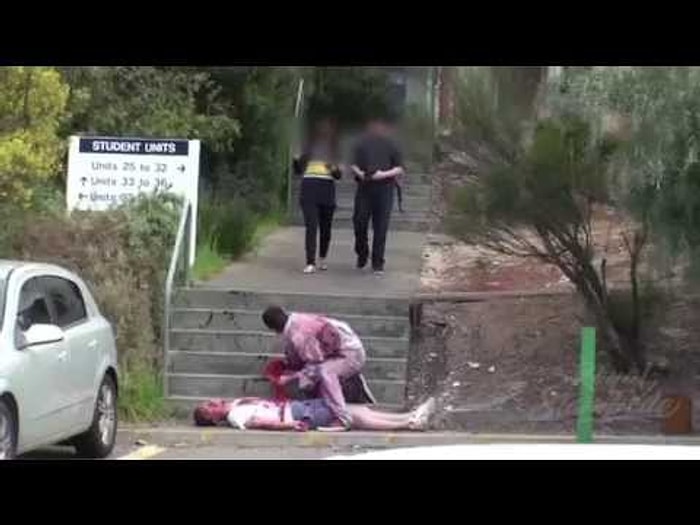 Aşırı Gerçekçi İnsan Yiyen Zombi Şakası