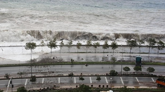 Giresun'da Fırtına ve Dalgalar Şehri Felç Etti, Vali Karayollarını Suçladı