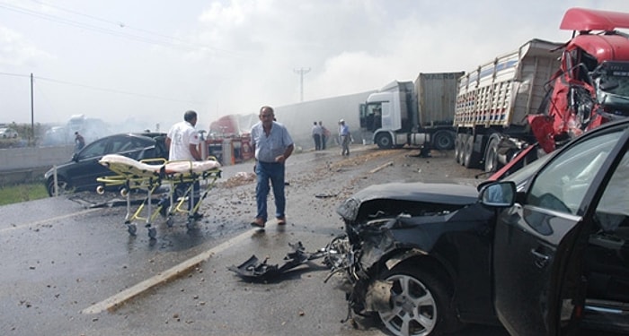 Ceyhan'da Zincirleme Trafik Kazası: 2 Ölü, 8 Yaralı