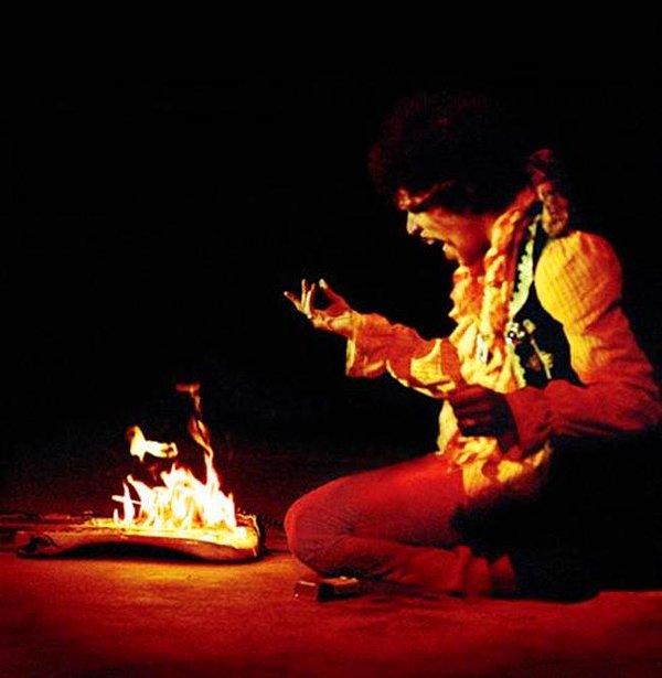 5. Jimi Hendrix'in ilk kez sahnede gitarını yaktığı an (1967)