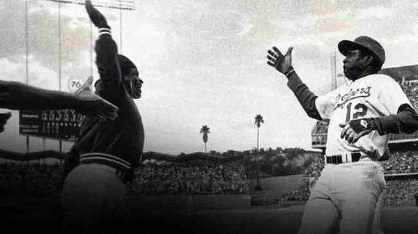 8. Glenn Burkes ve Dusty Baker, şimdi bir fenomen haline gelmiş olan 'high five' hareketlerini ilk kez yaparlarken (2 Ekim 1977)
