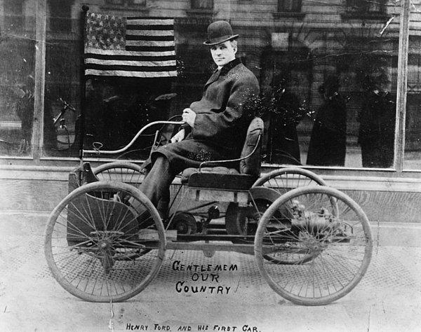 9. Henry Ford, yaptığı ilk arabası 'Ford Quadricycle' ile poz veriyor. (1896)