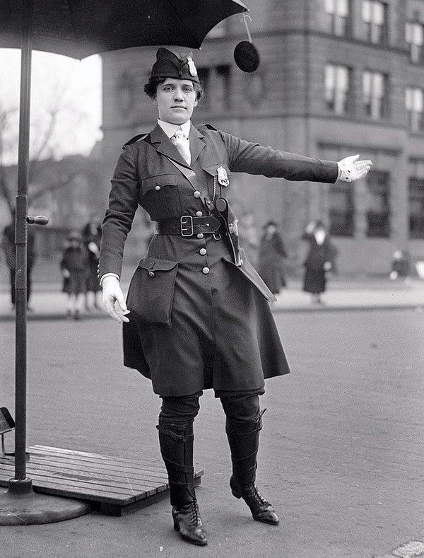 11. Amerika'nın ilk kadın trafik polisi, Leola N. King (1918)