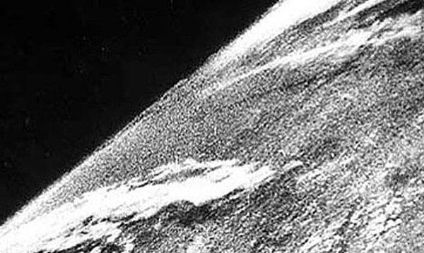 14. Uzaydan çekilen ilk fotoğraf. A V2 roketi fırlatıldığında, kullanılan film çelik bir kutuyla korunuyordu. (1946)