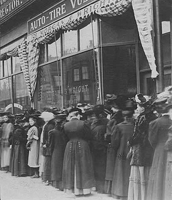 18. Amerikan tarihinde kadınların oy kullanabildiği ilk seçimin tanığı olan kadınlar. (Minneapolis, 1920)