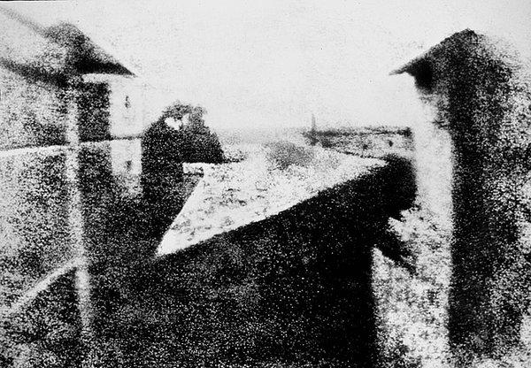 22. Tarihte çekilen ilk fotoğraf.Bir pencereden dışarısı çekilmeye çalışılmış. (Saint-Loup-de-Varennes, Fransa)