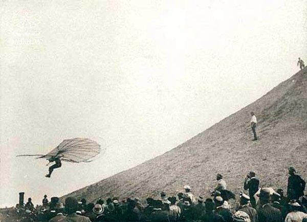 25. Otto Lilienthal, tarihte planör uçuşunu başarılı olarak tamamlayan ilk insan ve bu fotoğrafla ölümsüzleştirilmiş. (1894)