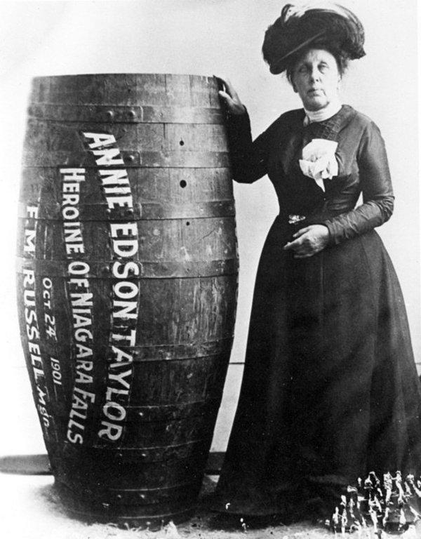 26. Annie Edson Taylor, bir fıçının içinde Niagara Şelalesi'nden atlayan ilk kişiydi. Ve bunu yaparken 63 yaşındaydı. (1901)