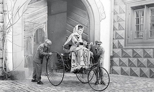 32. Bertha Benz, çocuklarının da yardımıyla, uzun bir mesafe araba kullanan ilk kişi oldu. (106 km, 5 Ağustos 1888)