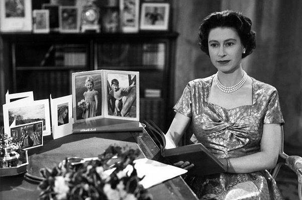 33. Kraliçe Elizabeth, televizyonda yayınlanan ilk yılbaşı tebriğini verirken (1957)